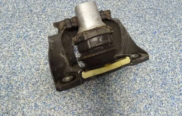 Volvo XC90 Engine mount bracket