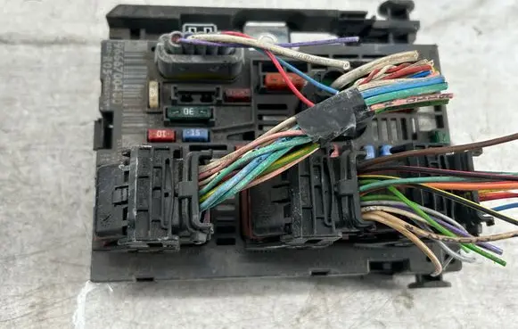 Peugeot 308 Fuse module 9666700480