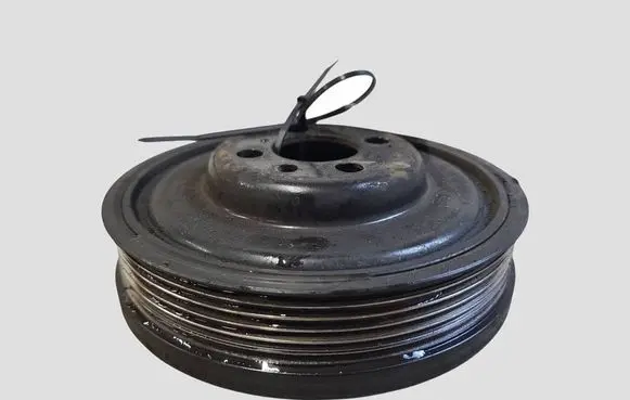 Volkswagen PASSAT B7 Crankshaft pulley 038105243M
