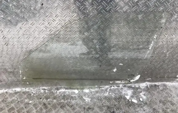 Hyundai Accent Front door window glass four-door