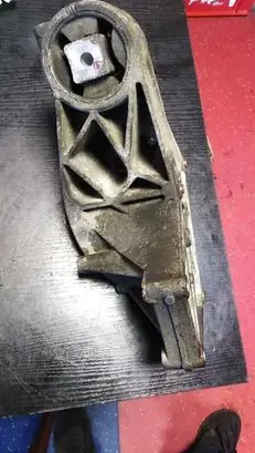 Mercedes-Benz Vito Viano W638 Engine mounting bracket 6112220009