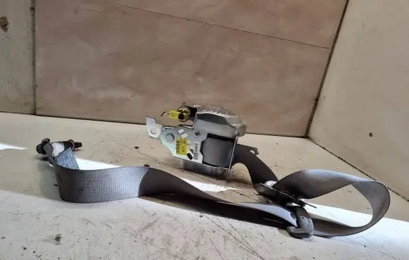 KIA Carens II Front seatbelt 045418