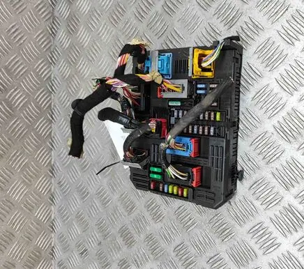 Peugeot 2008 II Fuse module 28709110 9832881080