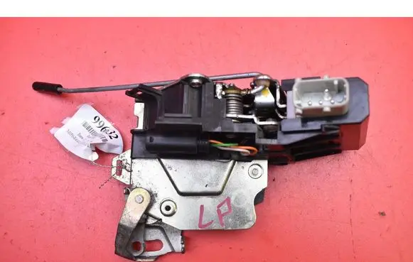 BMW 5 E39 Front door lock 8352165