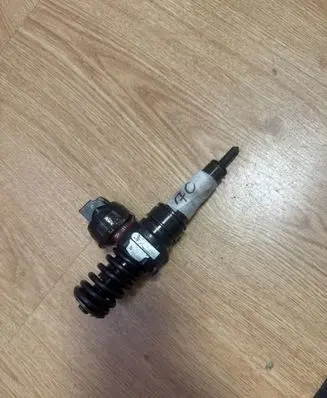 Volkswagen Golf V Fuel injector 038130073AG
