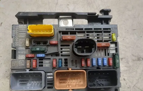 Citroen C4 I Fuse module 9666700480