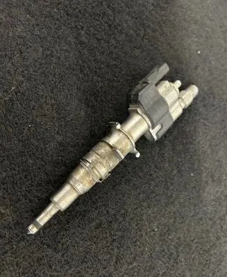 BMW 7 F01 F02 F03 F04 Fuel injector 7585261