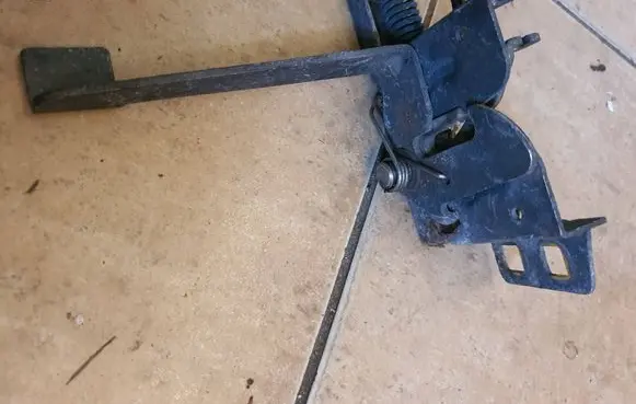 Ford Escort Engine bonnet/hood lock/catch 95AG16700AA