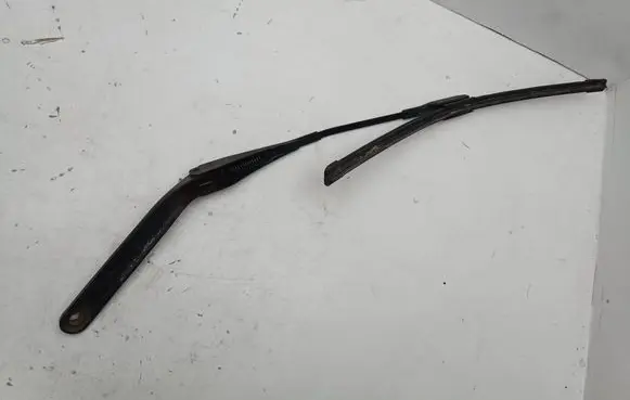 BMW 1 E81 E87 Front wiper blade arm 7160009