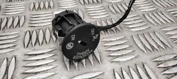 Passenger airbag on/off switch