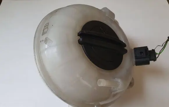 Audi A3 S3 8V Coolant expansion tank/reservoir 5Q0121407F 5Q0121407