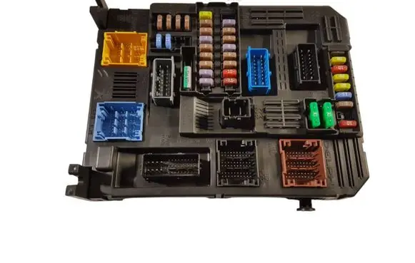 Peugeot 208 Fuse module 9832880380
