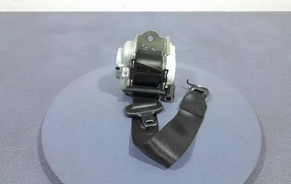 BMW X3 E83 Front seatbelt 7469997