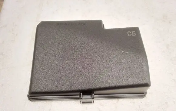 Toyota Yaris Fuse box cover 8266252800