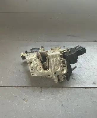 Mercedes-Benz E W210 Front door lock A2027201235