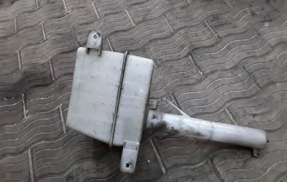 Hyundai Trajet Windshield washer fluid reservoir/tank 986103A000 986103A010