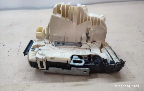 Chrysler Grand Voyager V Front door lock P04589698AC