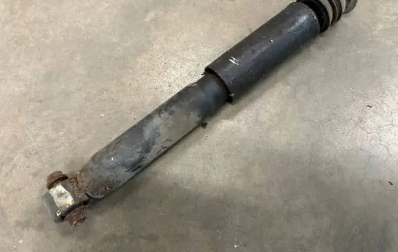 Toyota Land Cruiser (J100) Rear shock absorber/damper