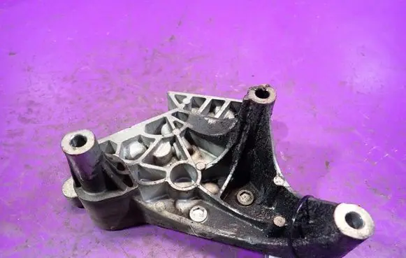 Volkswagen PASSAT B6 Engine mounting bracket 