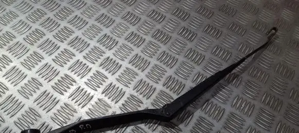 Toyota RAV 4 (XA20) Front wiper blade arm 6318