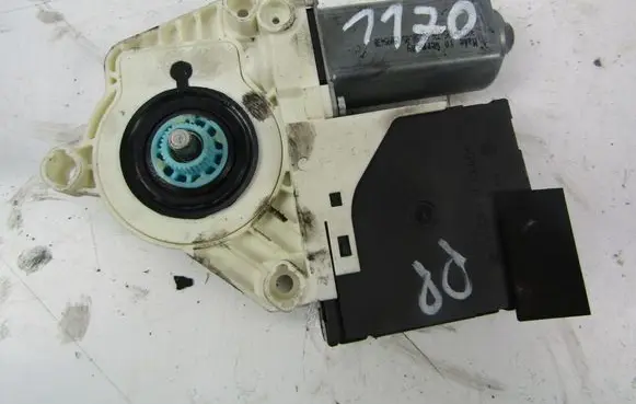 Volkswagen PASSAT B5.5 Front door window regulator motor 1K0959792G