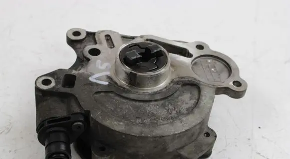 Volkswagen Golf VI Vacuum pump 03L145207