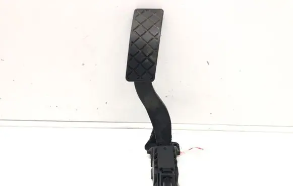 Accelerator throttle pedal