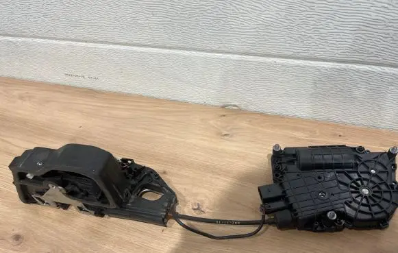 BMW 7 F01 F02 F03 F04 Rear door soft close latching motor 4153309800