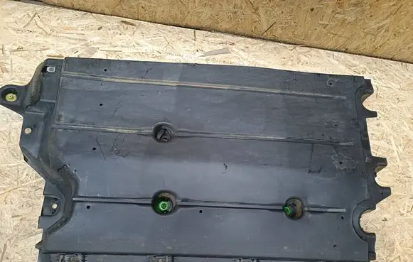 Center/middle under tray cover