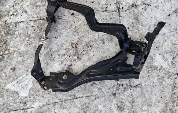 Mercedes-Benz C AMG W204 Headlight/headlamp mounting bracket 204620594