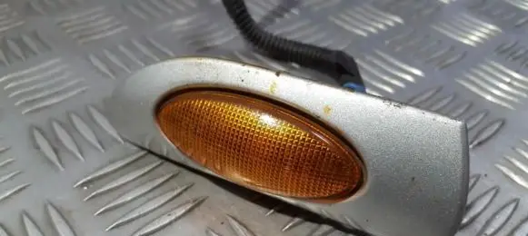Front fender indicator light