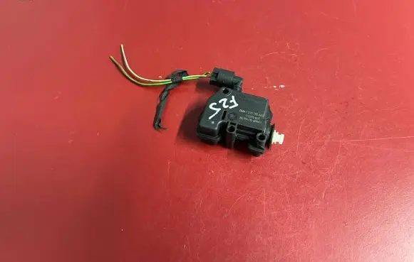 Fuel tank cap lock motor