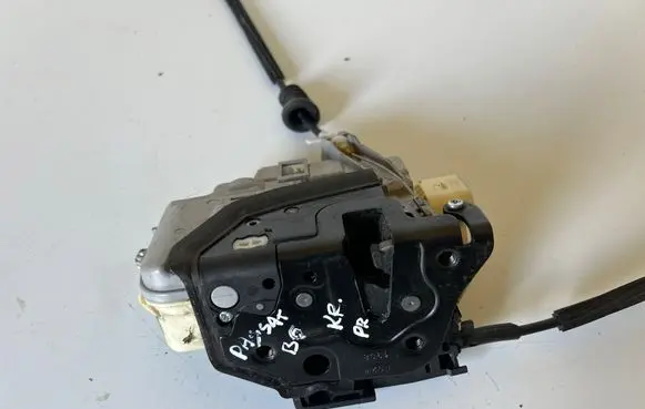Volkswagen PASSAT B6 Front door lock 3C1837015A