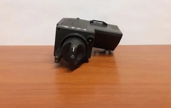 Mercedes-Benz E W210 Light switch 2105452004 5637