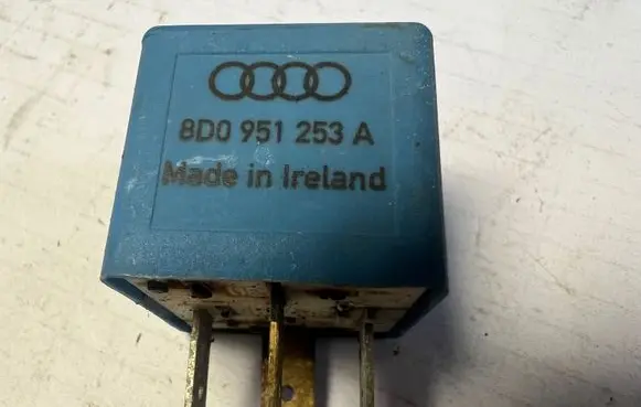 Volkswagen PASSAT B5.5 Other relay 8D0951253A