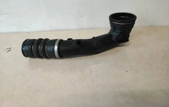 BMW 5 F10 F11 Intercooler hose/pipe 7588268