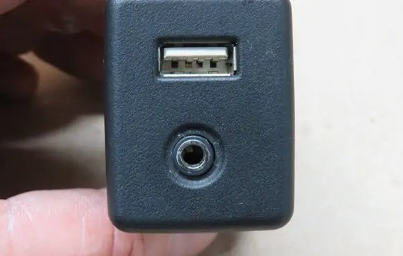 Opel Insignia A AUX in-socket connector 13599456 NAT186102995