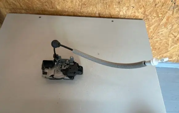 Volvo XC60 Front door lock 31462456