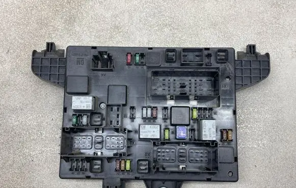 Opel Zafira C Fuse module 13449202