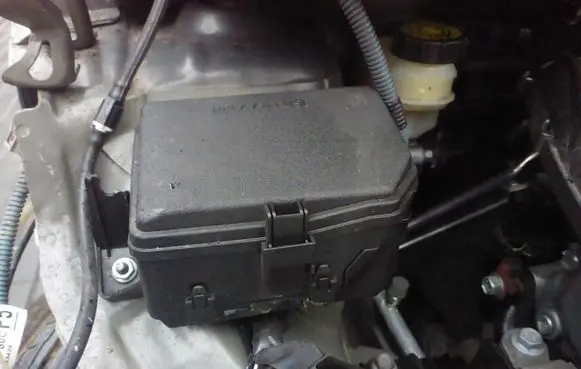Toyota Yaris Fuse box cover 