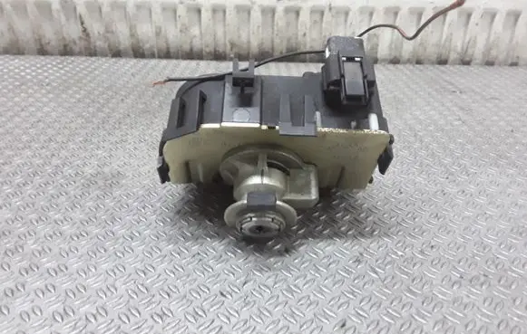 Ford Mondeo Mk III Tailgate/trunk/boot lock/catch/latch 43102AE