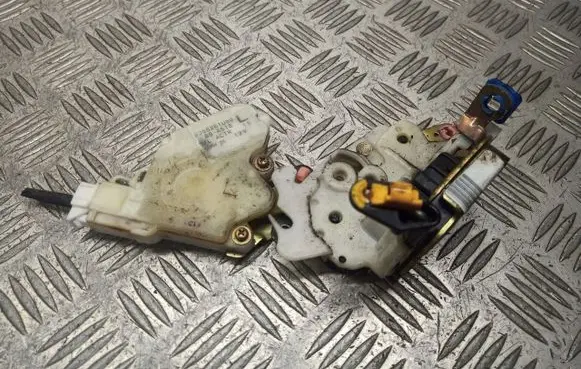 Nissan Almera Tino Front door lock 8055361U66
