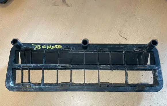 BMW 8 E31 Quarter panel pressure vent 64221946028
