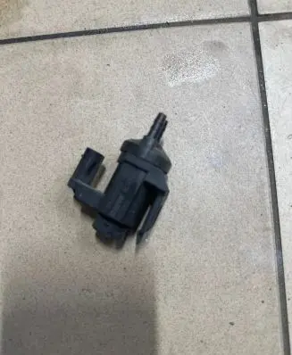 BMW 7 G11 G12 Vacuum valve 8570591