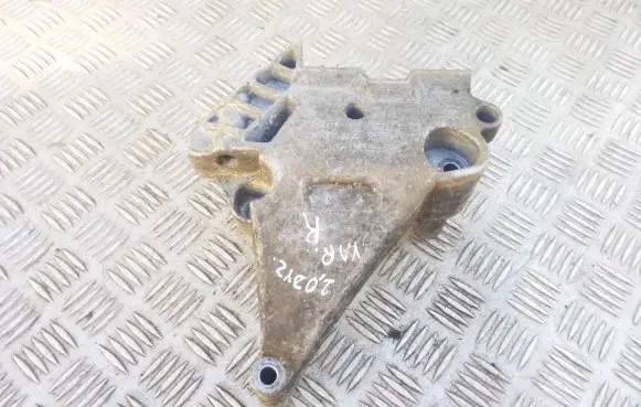 Volkswagen PASSAT B6 Engine mounting bracket 03G199207