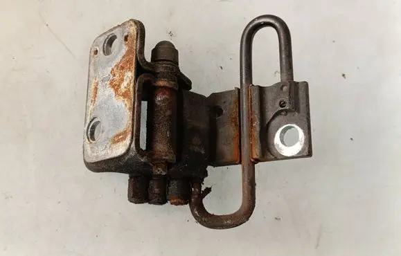 Volkswagen PASSAT B7 Front door lower hinge 