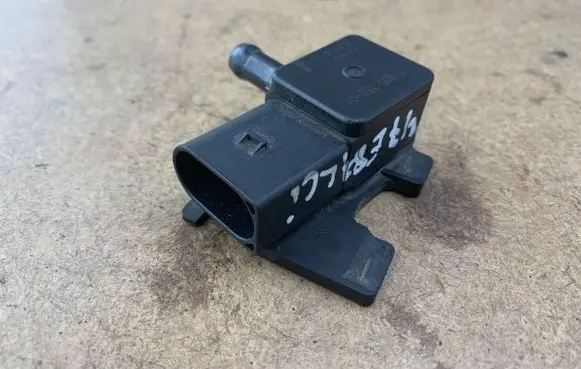 BMW 1 E81 E87 Exhaust gas pressure sensor 7805152 13627805152 13627789219