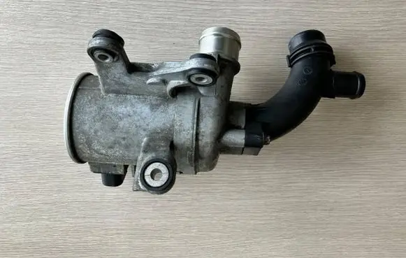 Mercedes-Benz C W205 Water pump A2742000207