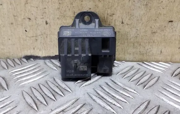 BMW 5 F10 F11 Glow plug pre-heat relay 7810856 0522120103