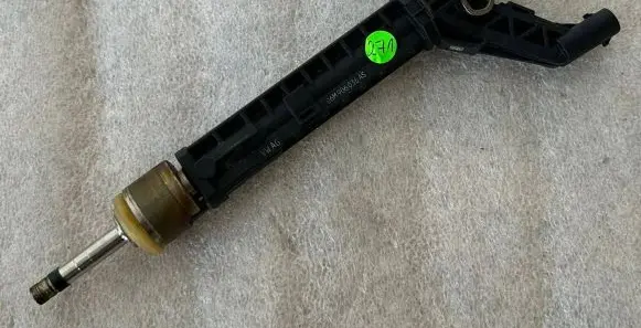 Audi A8 S8 D5 Fuel injector 06M906036AS